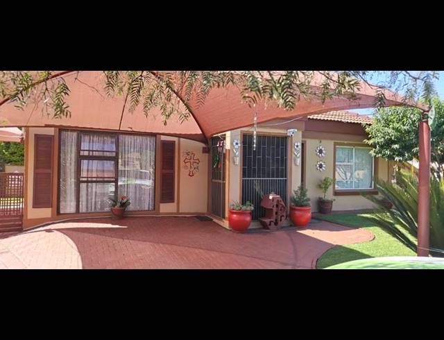 3 BEDROOM TOWNHOUSE FOR SALE IN VANDERBIJLPARK CE 2